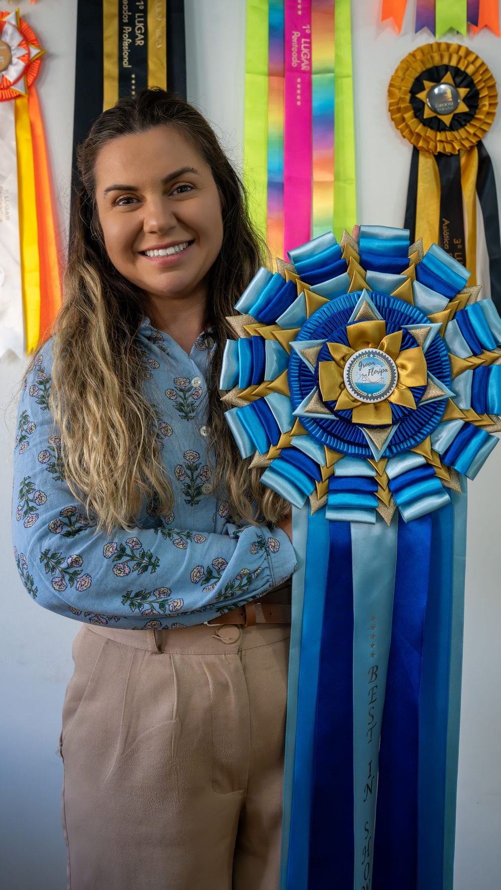 Daiana Soares com as rosetas conquistadas em concursos de grooming